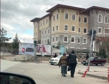 YERKÖY POLİSİNDEN YAŞLI KADINA ŞEFKAT ELİ